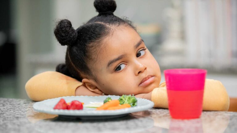 7 Strategies to Help Picky Eaters with Autism Explore New Foods